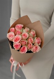 15 розовых роз Кения 40см в крафте 853112