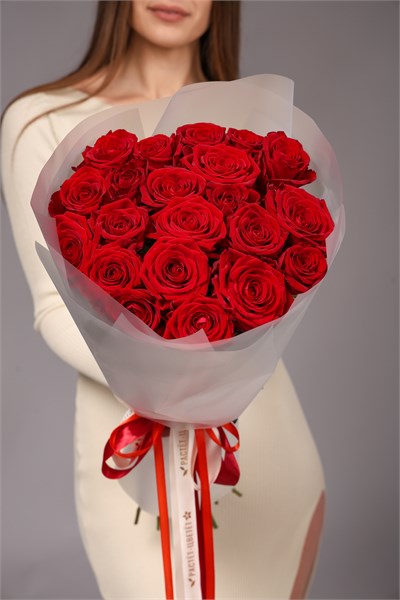Красные розы 60см в упаковке Туман (21шт) 812