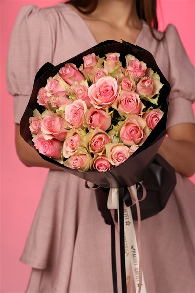 25 розовых роз Кения 40см в черной PREMIUM упаковке 819