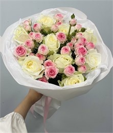 Белые розы и кустовые розы Кейт в красивой упаковке 748596