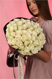 51 белая роза Кения 40см в черной PREMIUM упаковке 815