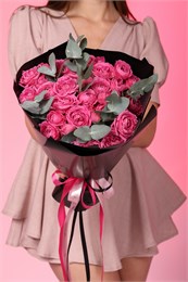 Пионовидные розы Сильвия Пинк с эвкалиптом в черной PREMIUM упаковке 807