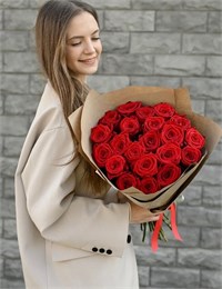 Красные розы 40см в крафтовой упаковке (21шт) 530 в Твери