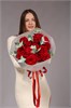 Красные розы 60см с эвкалиптом в упаковке Туман (15шт) 811