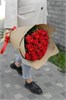Красные розы в крафте (21шт) 149226 в Твери