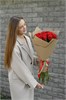 Красные розы в крафте (15шт) 149210 в Твери