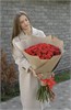 Красные розы в крафте (51шт) 149228 в Твери