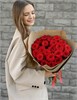 Красные розы 40см в крафтовой упаковке (21шт) 530 в Твери